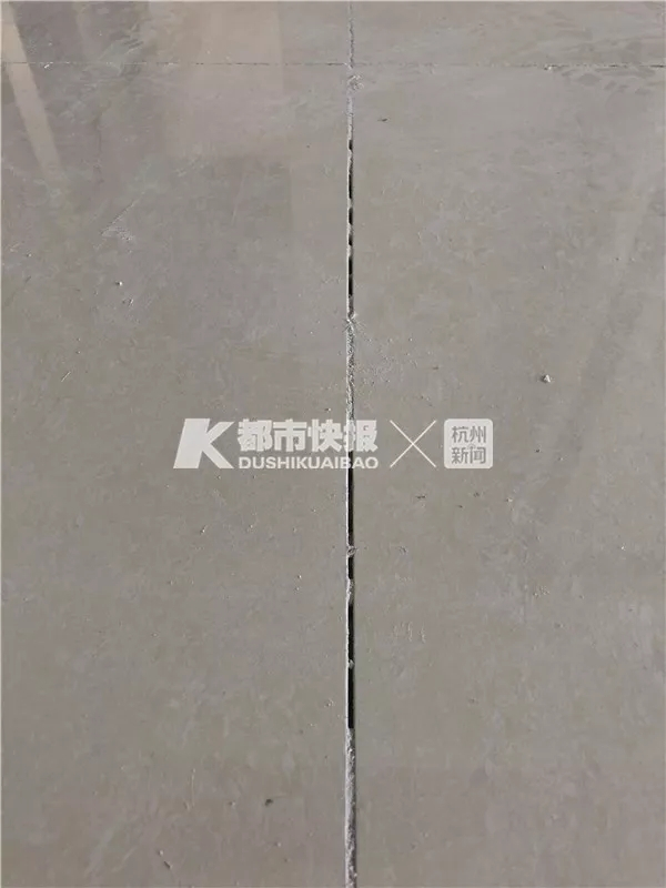 公共通道墙面上，偶尔能看见一坨坨“小疙瘩”。
