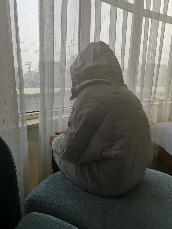 2月28日，小菲背对镜头接受媒体采访。澎湃新闻记者 朱莹 图