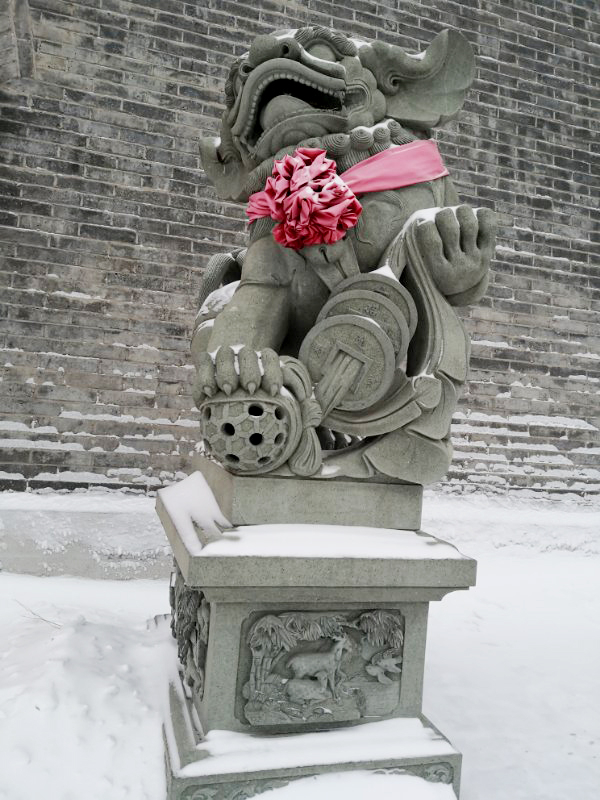 3月21日，曹园大门口的石兽。澎湃新闻记者 高宇婷 摄