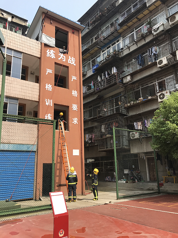 居民楼环绕的一处小篮球场，就是江汉中队的训练场。