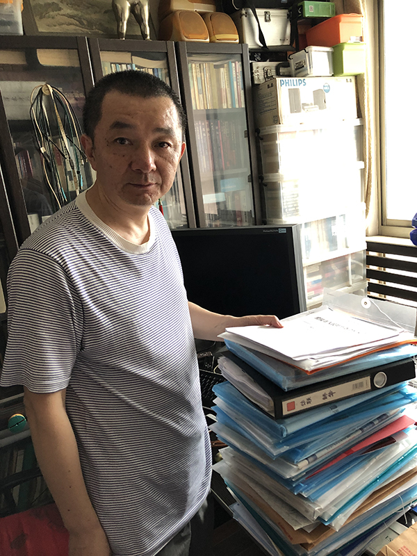 　　被判共同承贷债务后的几年间，景玉生不断搜集前妻“诈骗”证据，并将其成册堆放在家中。 澎湃新闻记者 卫佳铭 图