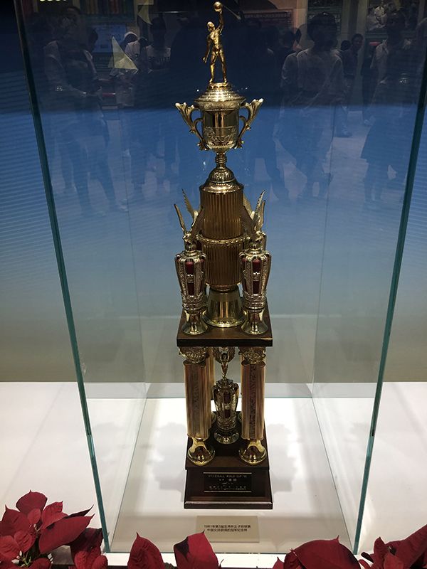  1981年第3届世界杯女子排球赛中国女排获得的冠军纪念杯