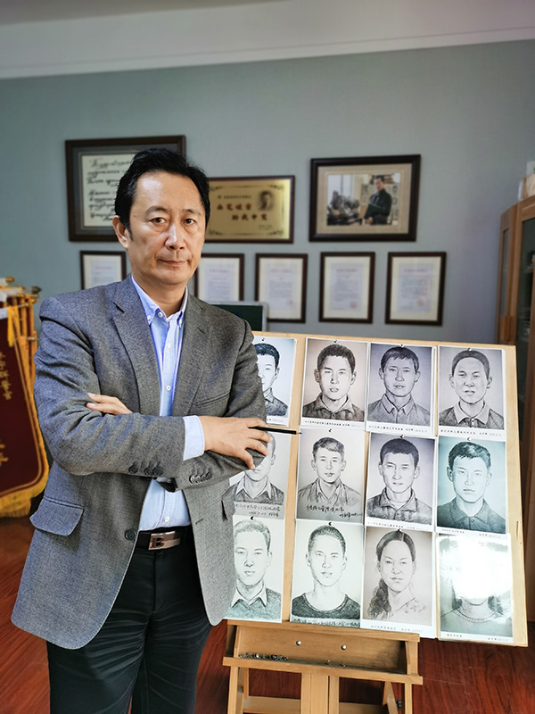 　　林宇辉在自己的画室里，身后是一些被拐儿童画像。除特别署名外，本文图片均由 澎湃新闻记者 朱远祥 摄