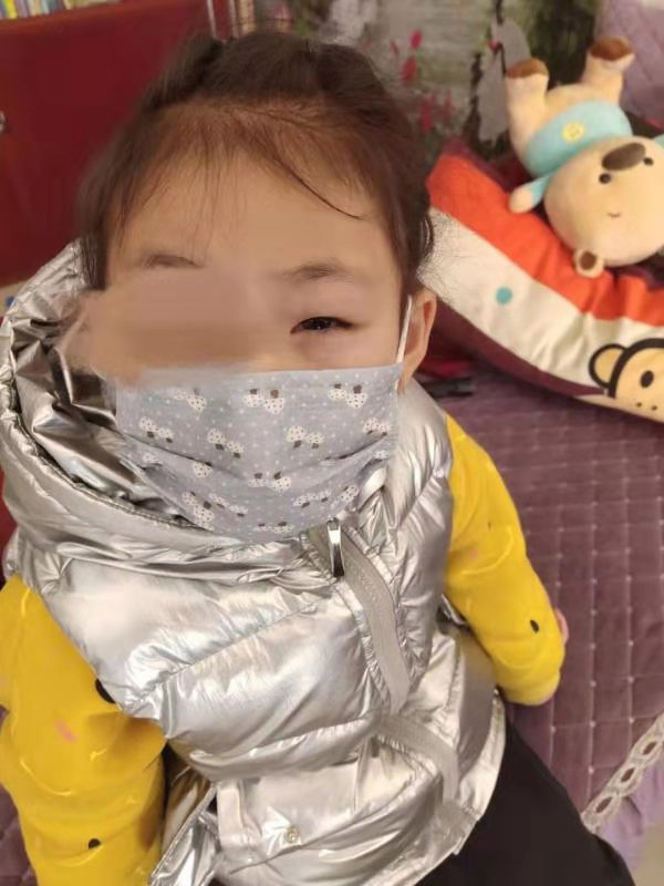 小花眼睛红肿。李女士 供图