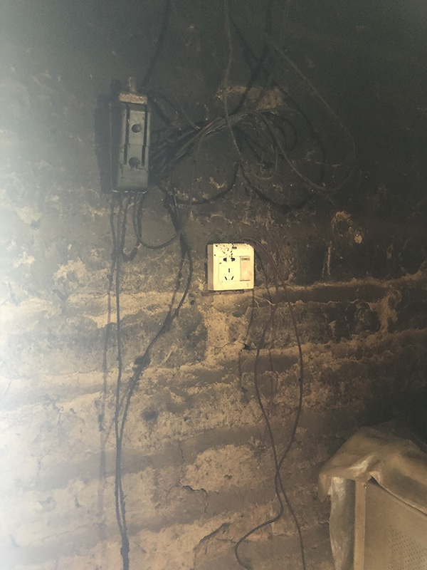 小文家的电线搭得比较凌乱，亲属称存在严重安全隐患。