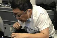 老人飞机上无法排尿膀胱或破裂 医生用嘴吸尿救人