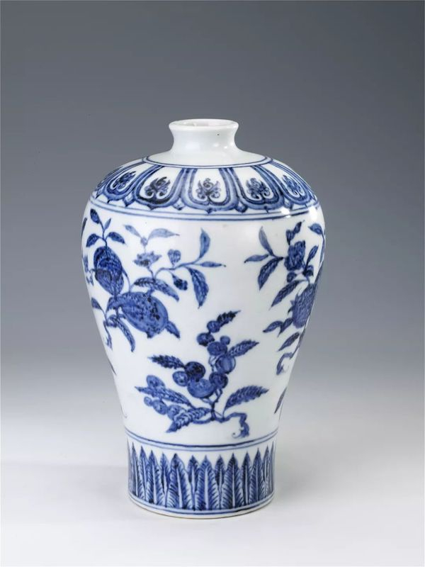 明永乐青花折枝花果纹瓷梅瓶