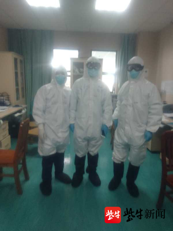 陆主任（左）和史小武主任（中），唐求主任（右）在病区内的合影