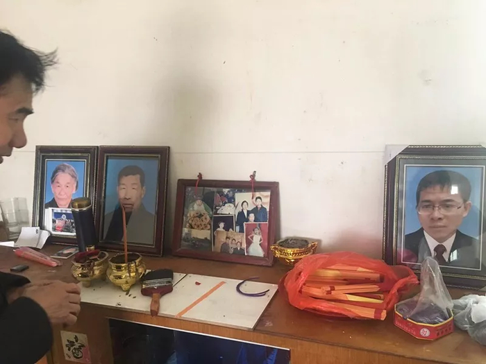 案发两个月前，吴建生的母亲病逝