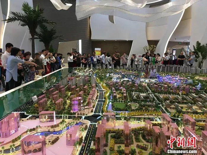 海口某楼盘看房者众多。凌楠 摄