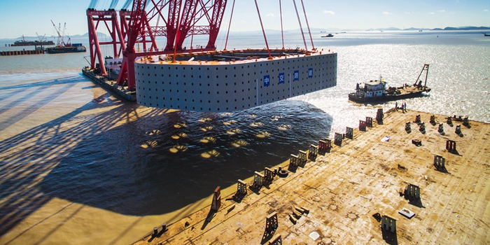 舟岱跨海大桥首个10万吨级防撞钢套箱整体安装完成