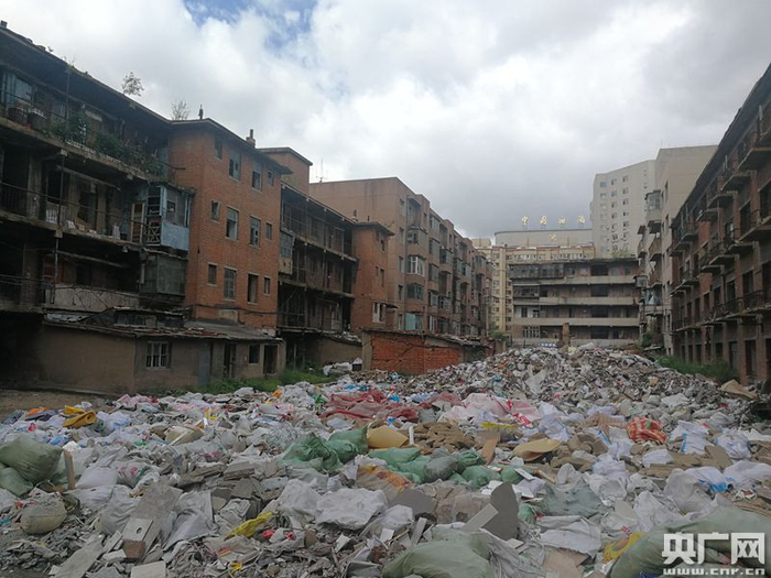 图为长春市绿园区建阳街棚户区楼下遍地的建筑垃圾和生活垃圾。（央广记者 刘源源 摄）