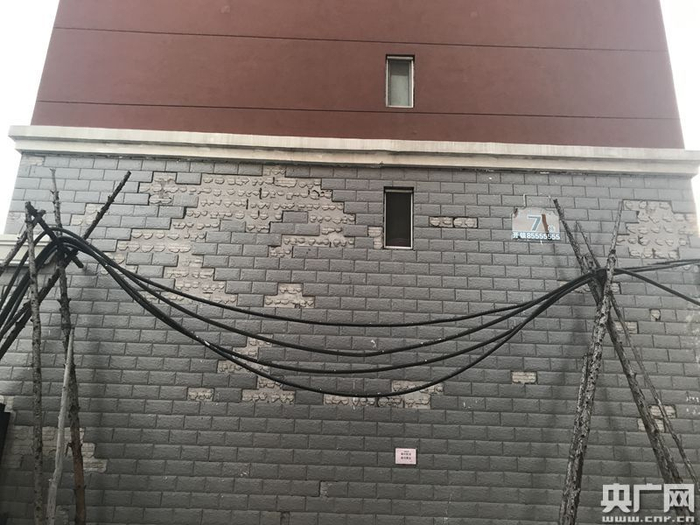 图为二道区某回迁小区居民楼外墙。（央广记者 苑竞玮 摄）