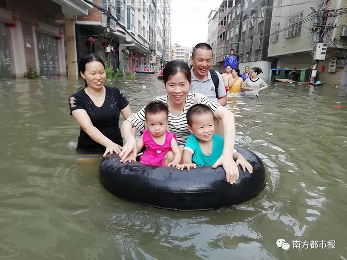 ▲受灾群众一家正在撤离。