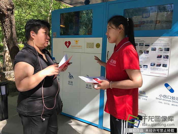图为北京康都佳园全要素小区工作员现场讲解智能急救站。千龙网记者 查甜甜摄