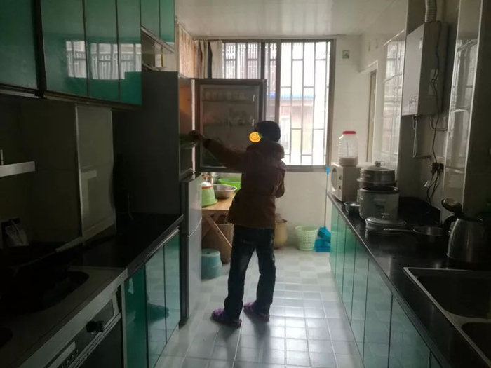 小坤正在做家务
