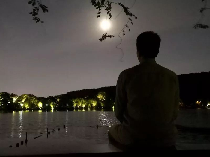 △ 中秋节，林生斌坐在西湖边 供图 | 林生斌
