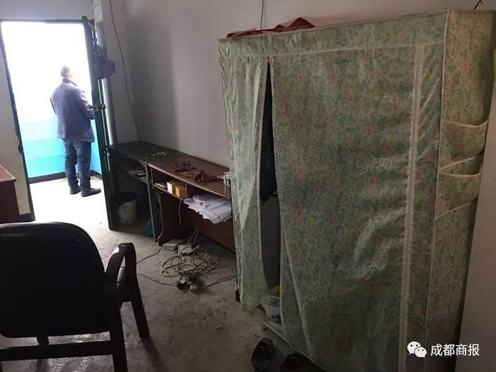 △张晓清在斯栗村的宿舍一角。罗敏摄