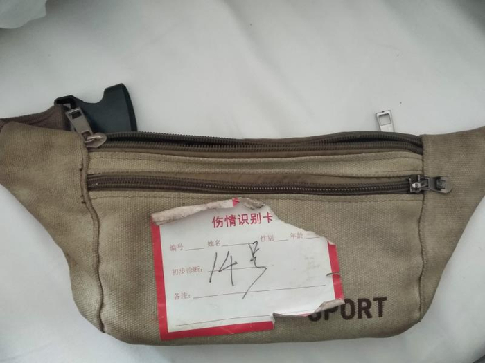 事发后，林秀琼的腰包被作为遗物交给儿子张林。包里有她的身份证、手机。新京报记者 潘闻博 摄