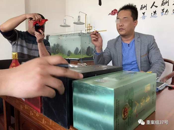 4月14日，两名汾酒集团开发商在展示“开发酒”样品，并称此酒可私自灌装散酒。新京报记者 吴江 摄