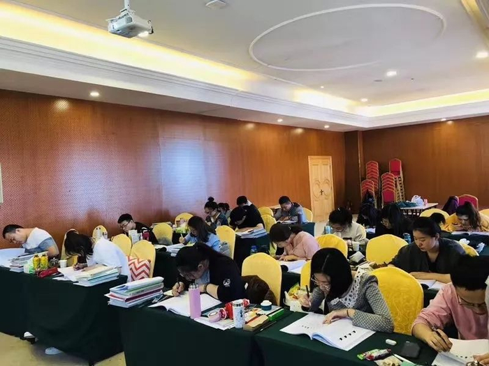  正在封闭班学习的考生&nbsp; 受访者供图