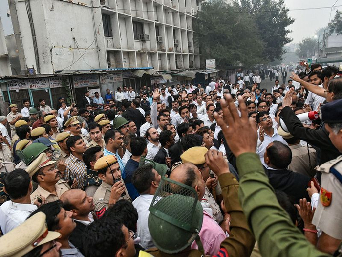 现场聚集大批人群 图自：PTI