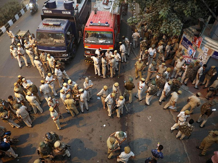 当局出动大批防暴警察与消防车 图自：ANI