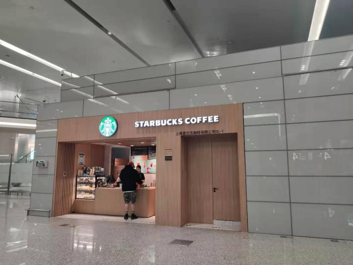  上海虹桥机场T2航站楼到达4号门附近的星巴克（李晔 摄）