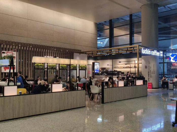  上海虹桥机场T2航站楼到达4号门附近的瑞幸，与星巴克同场竞争，相距不足20米（李晔 摄）