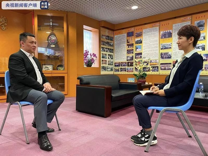 邓飞（左）与刘欣