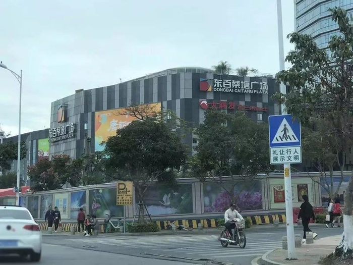 该商场多个店铺员工称劳荣枝在其中一家店铺卖手表。澎湃新闻记者 王选辉 图