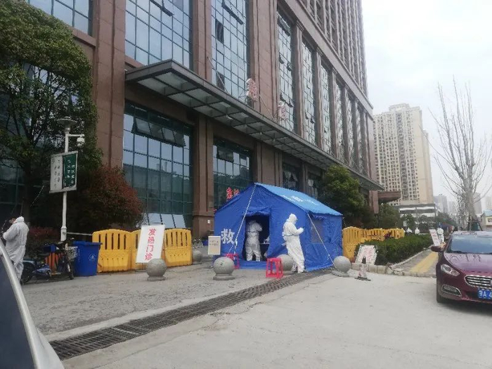  进入武汉市中心医院发热门诊通道。《财经》记者信娜/摄影