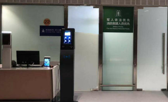  9月28日，新京报记者在北京大兴国际机场看到，航站楼内设有“消防员救援人员优先”标识。新京报记者 王飞 摄