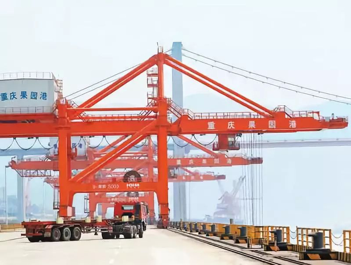 重庆果园港一角。&nbsp;暨佩娟 摄