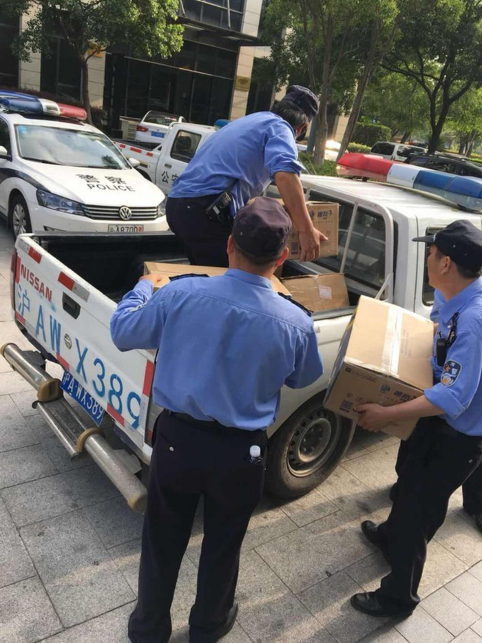  ▲每日经济新闻记者 冷辉/摄影 多箱办公室物品被打包装上车