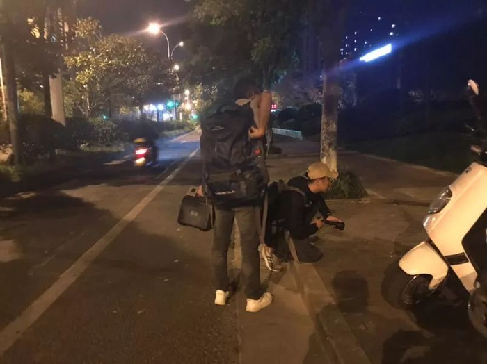 ▲找猫的时候发现了另一只小野猫，两人尝试救助。新京报记者祖一飞 摄