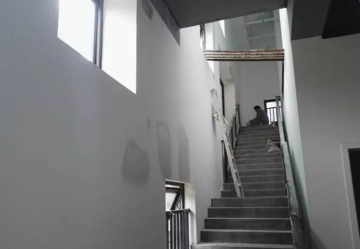 渗漏点多达上百处，室内也曾大雨倾盆