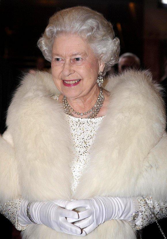 93岁英女王或后年退休她在全世界瞩目下优雅高贵了一辈子_手机新浪网