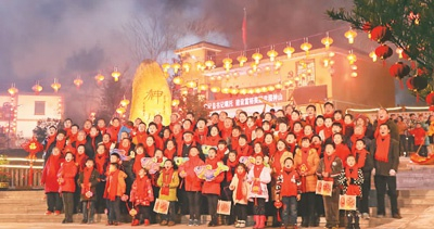 　　2019年2月4日除夕夜，井冈山市神山村村民喜庆合影的画面上了春节联欢晚会。井冈山市委宣传部供图