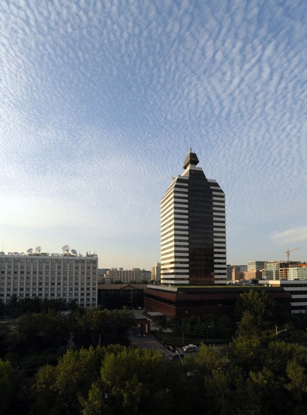 资料图：蓝天白云映衬下的新华社新闻大厦。新华社发