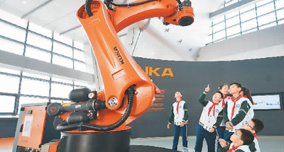 为推进人工智能教育，山东青岛河西小学近日组织师生开展科普研学活动。图为学生们在青岛国际机器人中心参观了解工业机器人。王海滨摄（人民图片）