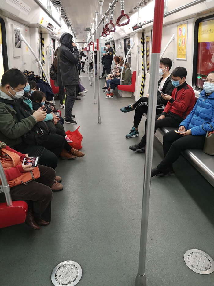 不戴口罩不能上地铁。