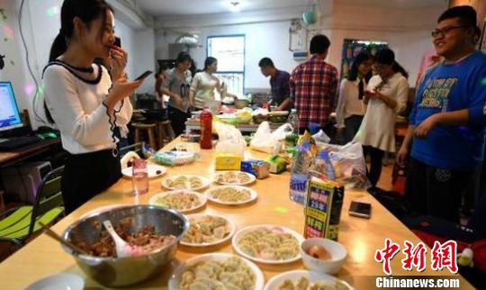 “共享厨房”门店面积约占120平方米，店内设有就餐区、休闲娱乐区和甜品DIY自助区。　吕明　摄
