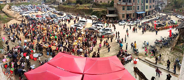 佛诞日的阳春村迎来了四面八方的信众