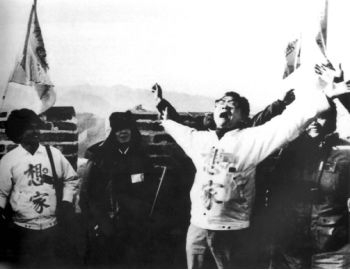 1988年1月20日，由台湾“外省人返乡探亲促进会”组织的首个“台湾返乡探亲团”登上了长城。 新华社发