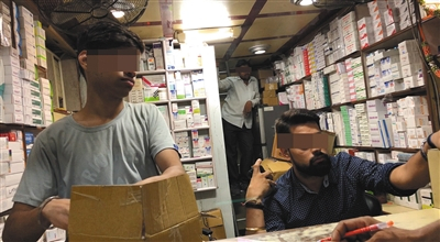 在新德里药品批发市场，一家药铺的工作人员正在等待购药者上门，其所售药品多为仿制药。