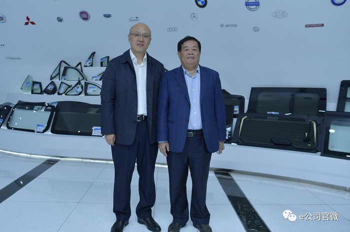 采访：证券时报社长兼总编辑（左） 嘉宾：福耀玻璃董事长曹德旺（右）&nbsp;