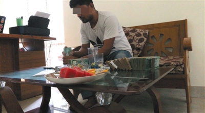 7月13日，一名孟加拉当地人正在为中国代购者兑换当地货币，以便购药