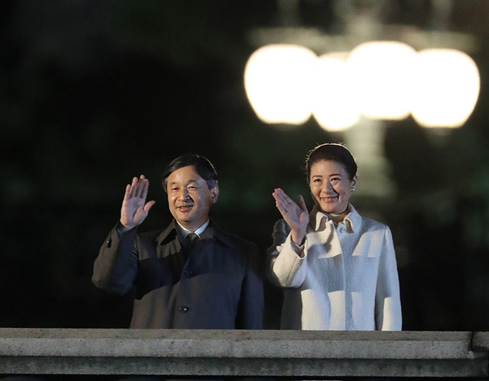  2019年11月9日，日本德仁天皇和雅子皇后在皇居二重桥附近接受来自日本国民的祝贺。&nbsp; IC 图