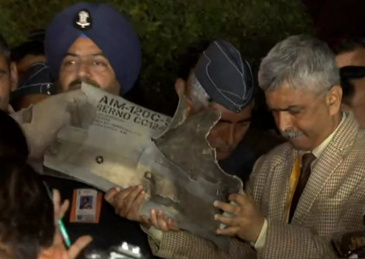  印军在发布会上展示残骸